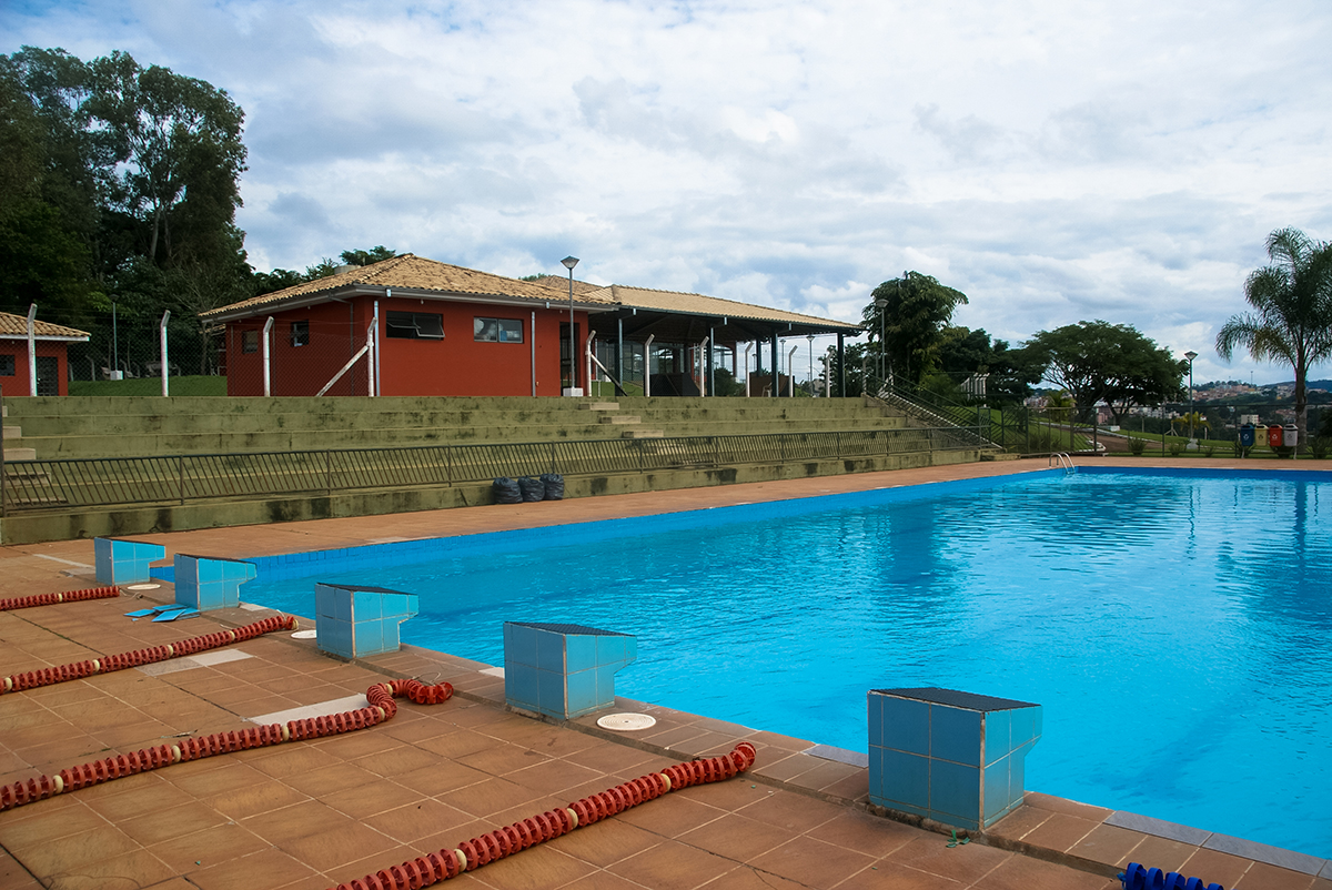 Foto da piscina e do espaço de eventos do Ciuni